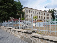 Ocelové oplocení u gymnázia Nové Město na Moravě