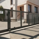 Posuvná brána a branka s výplní z tahokovu u RD ve Vatíně