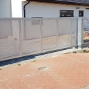 Posuvná brána s výplní z tahokovu u RD ve Vlašimi