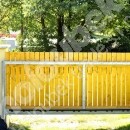 Samonosná posuvná brána a branka - pohled od domu