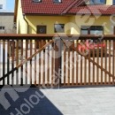 Křídlová brána a branka s dřevěnou výplní u RD ve Žďáře nad Sázavou