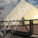 Posuvná brána u objektu Pyramida v Bohdalově