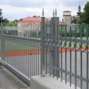 Posuvná brána u Gymnázia v Novém Městě na Moravě
