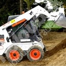 Montáže oplocení - zemní stroj Bobcat