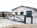 Posuvná brána s výplní plotovými panely u firmy v Ostrově nad Oslavou