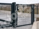 Posuvná brána s výplní plotovými panely u firmy v Ostrově nad Oslavou