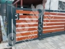 Posuvná brána, branka, oplocení s výplní z dubových fošen u RD v Novém Městě na Moravě