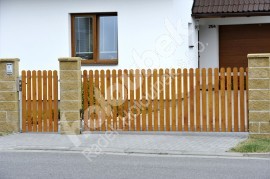 Posuvná brána a bránka železný zinkovaný rám, výplň drevo